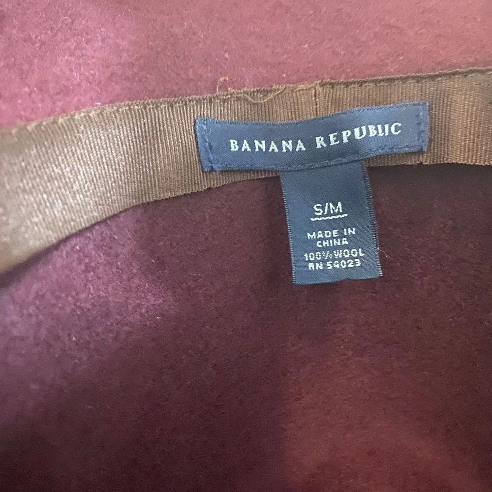 Banana Republic Hat, 100% Wool,‎ Size: S/M, Burgundy